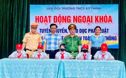 Trường THCS Kỳ Thịnh: Tuyên truyền Luật giao thông đường bộ cho giáo viên và học sinh