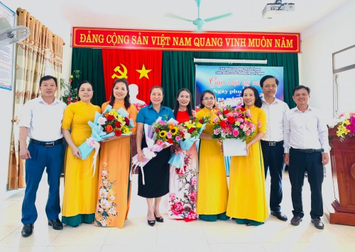 ĐẠI BIỂU TẶNG HOA CHÚC MỪNG