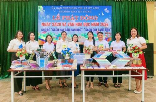 HÌNH ẢNH CÁC THẦY CÔ TẶNG SÁCH