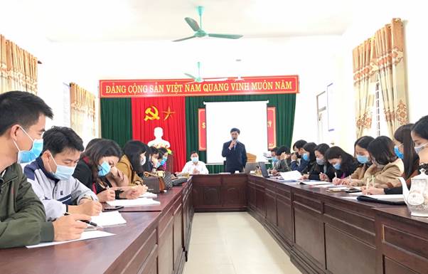Chi bộ nghe điểm tin nỗi bật trong tháng
