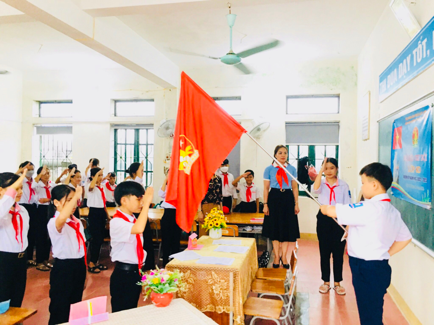 Trang trọng lễ chào cờ