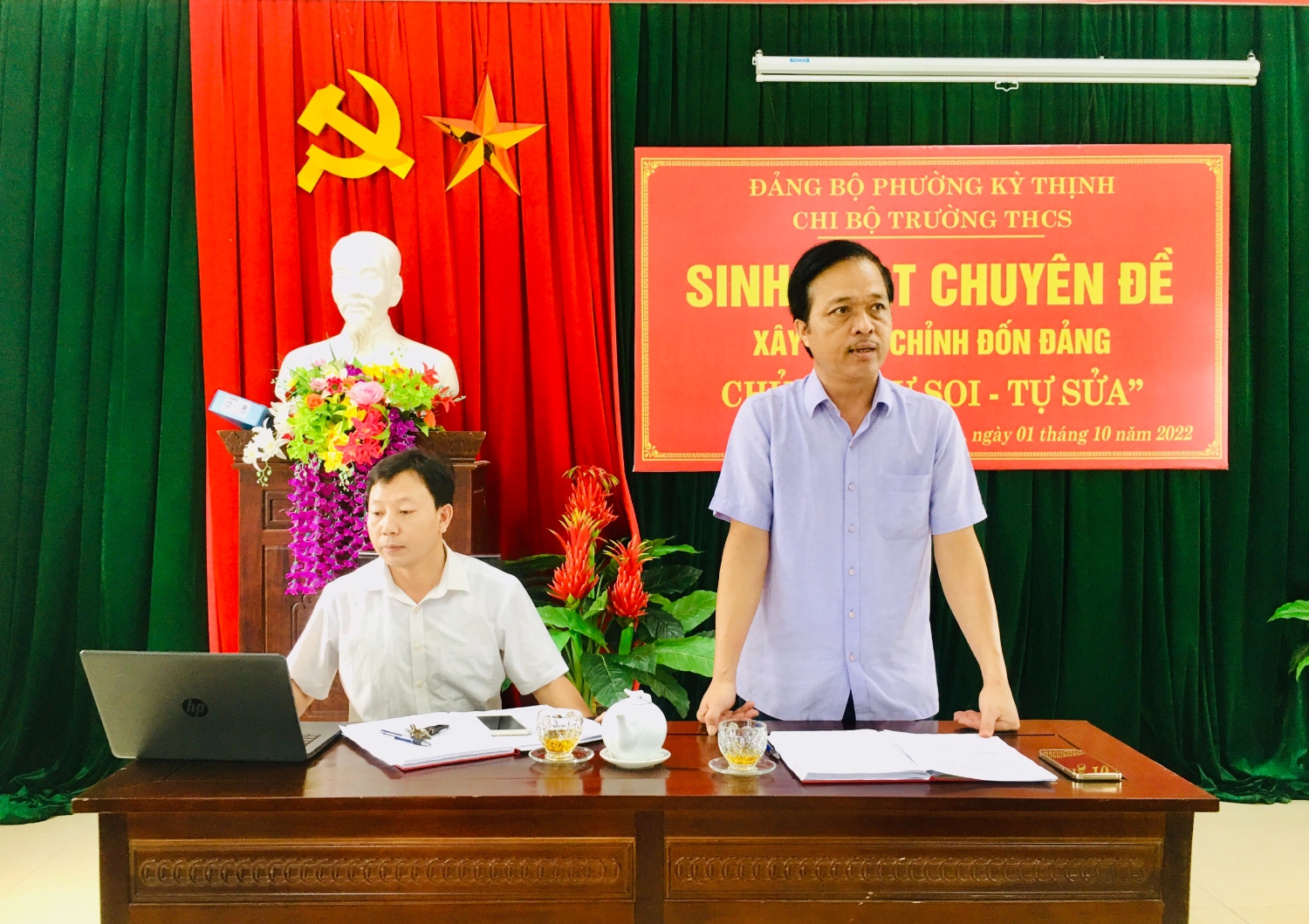 Sinh hoạt chuyên đề chỉnh đốn Đảng chủ đề “Tự soi - Tự sửa”