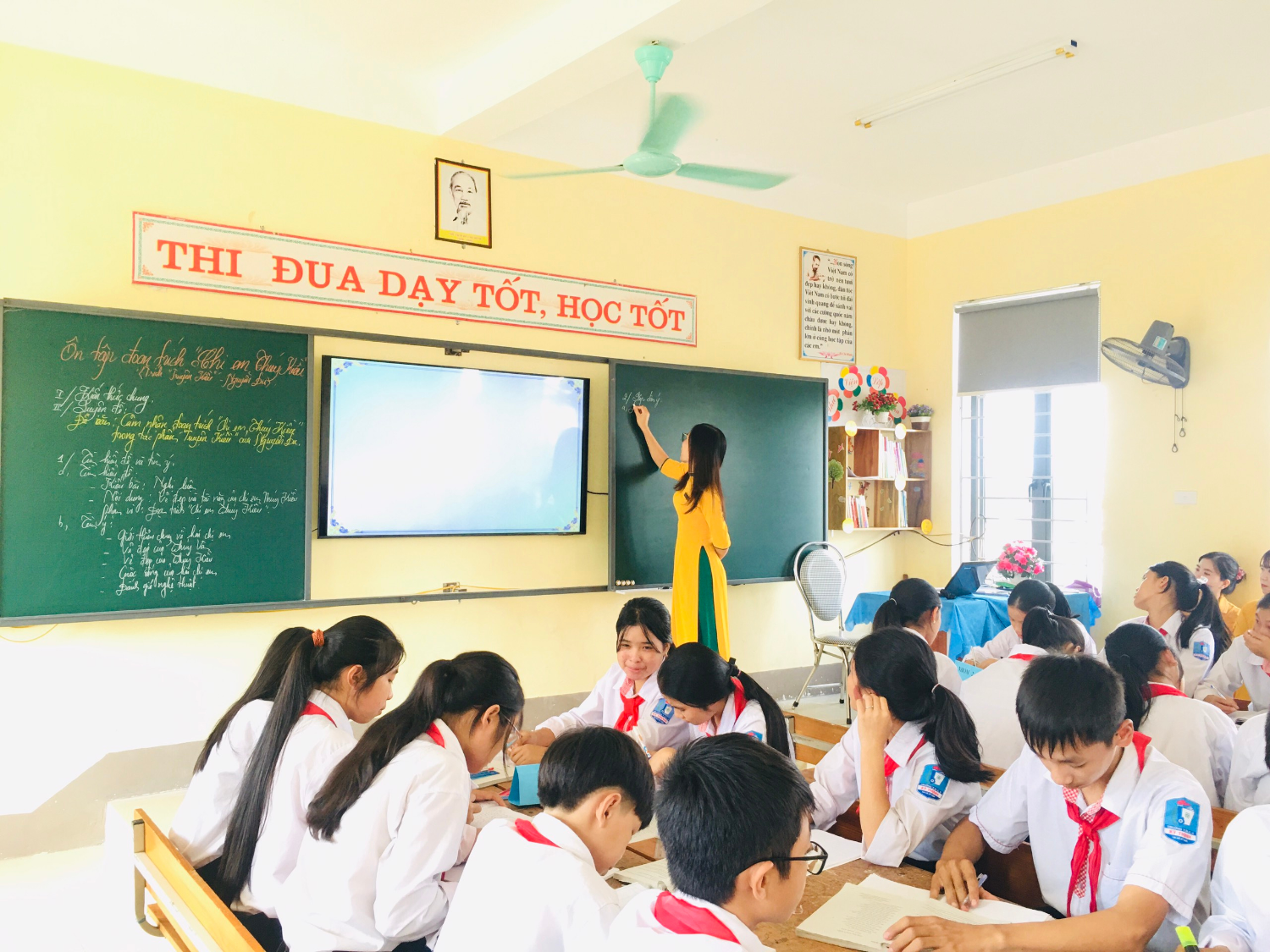 Cô giáo Trần Anh đang dạy thể nghiệm chuyên đề