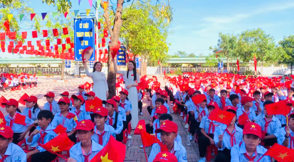 Trường THCS Kỳ Thịnh bước vào năm học với lễ khai trường đặc biệt